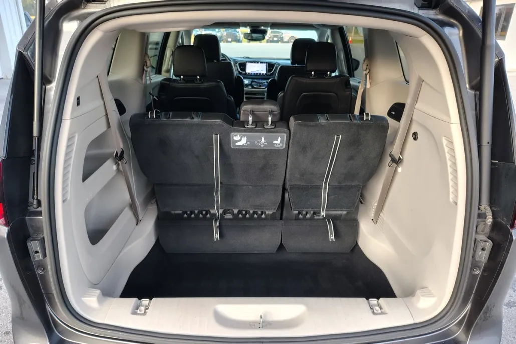 2021 Chrysler Pacifica Touring L photo 1