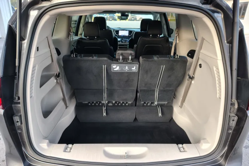 2021 Chrysler Pacifica Touring L photo 1