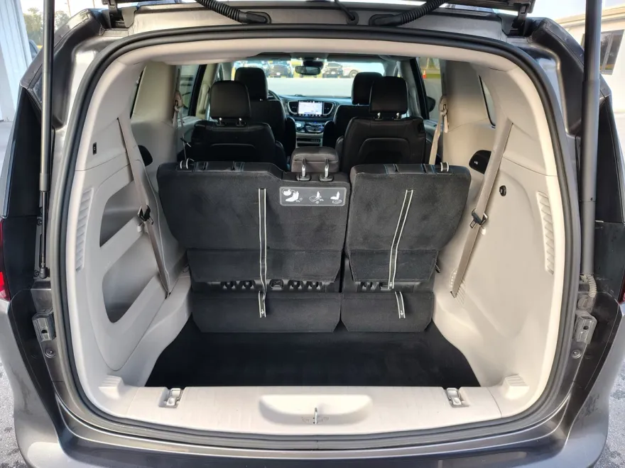 2021 Chrysler Pacifica Touring L photo 1