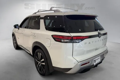 2023 Nissan Pathfinder Platinum photo 3