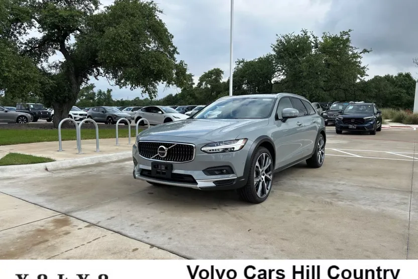 2025 Volvo V90 Cross Country B6 photo 1