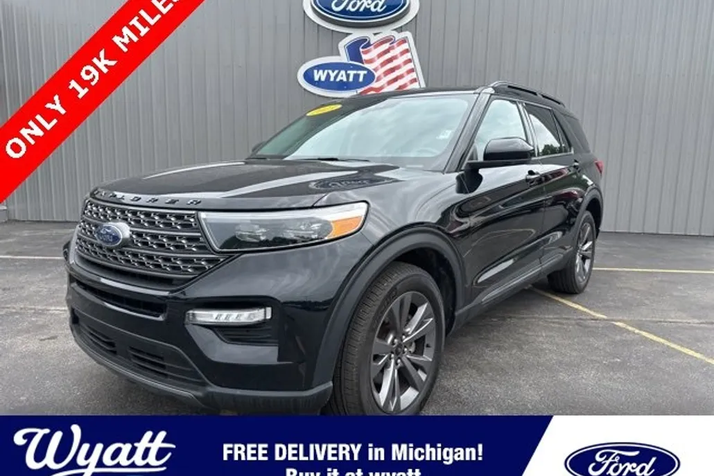 2023 Ford Explorer XLT photo 1