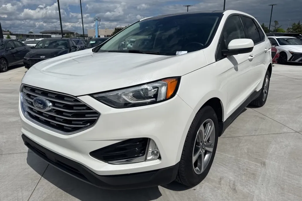 2022 Ford Edge SEL photo 1