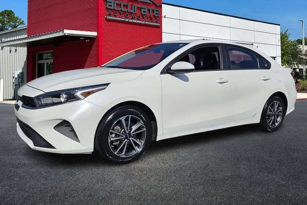2023 Kia Forte LXS photo 1