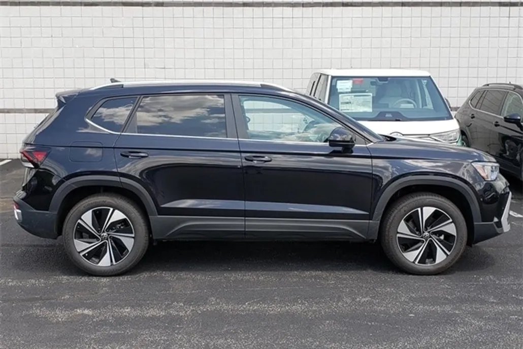 2025 Volkswagen Taos SE photo 1