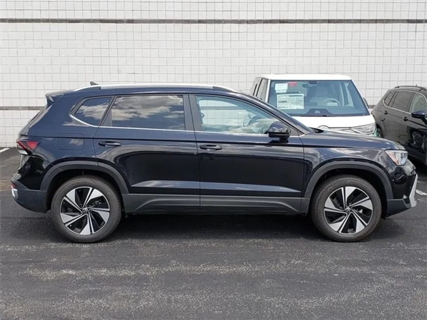 2025 Volkswagen Taos SE photo 1