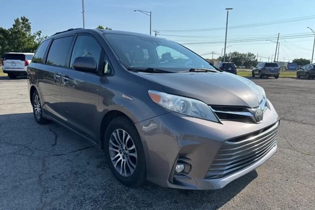 2018 Toyota Sienna XLE photo 1