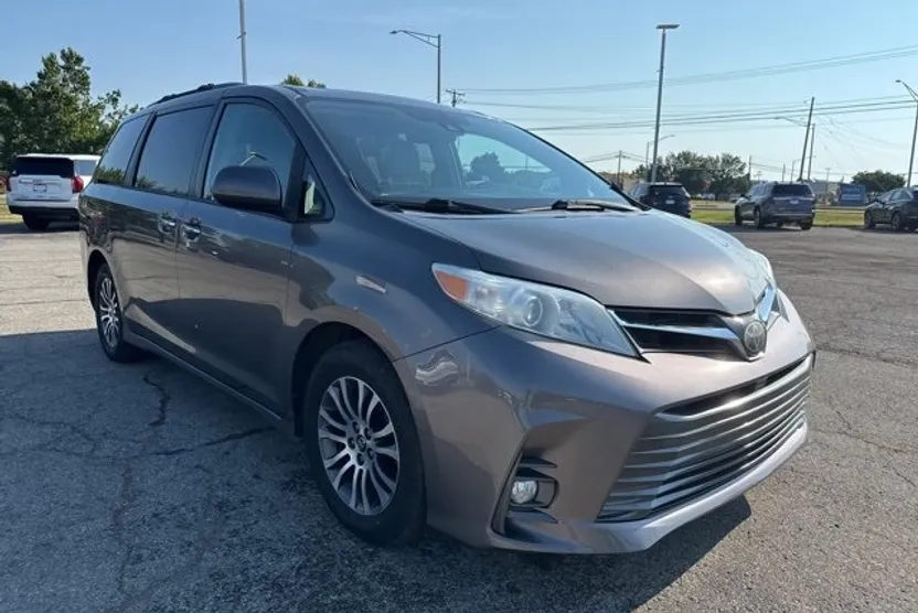 2018 Toyota Sienna XLE photo 1