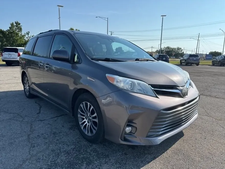 2018 Toyota Sienna XLE photo 1