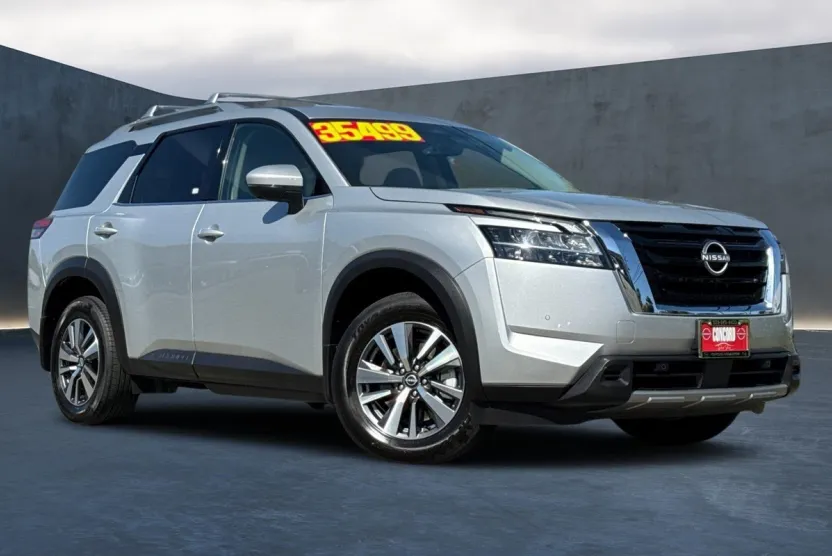 2023 Nissan Pathfinder SL photo 1