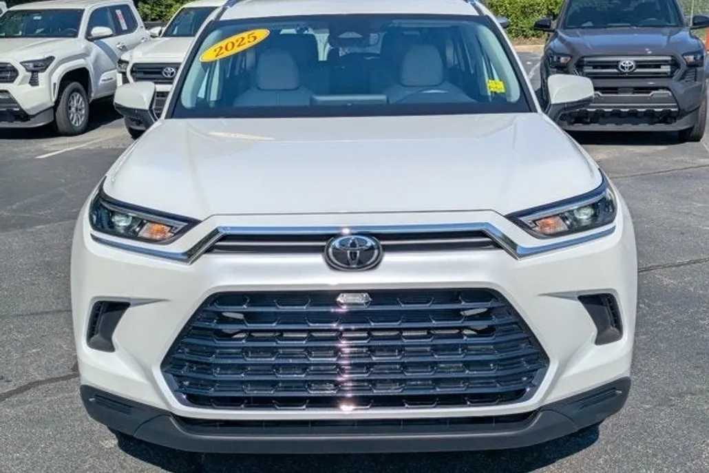 2025 Toyota Grand Highlander XLE photo 1