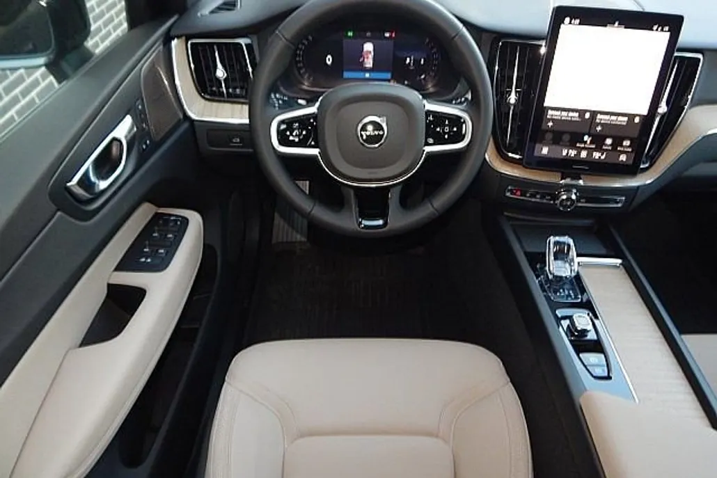 2026 Volvo XC60 B5 Plus photo 1