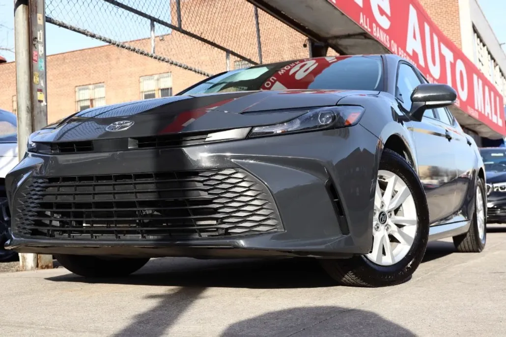 2025 Toyota Camry LE photo 1