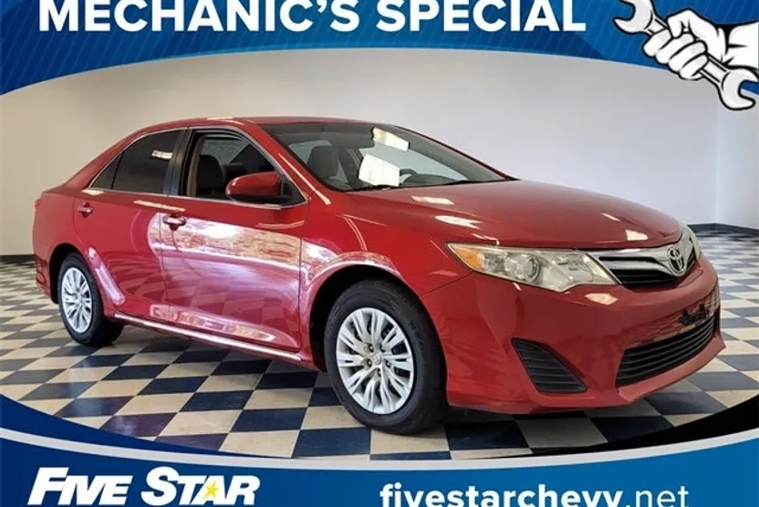 2013 Toyota Camry LE photo 1