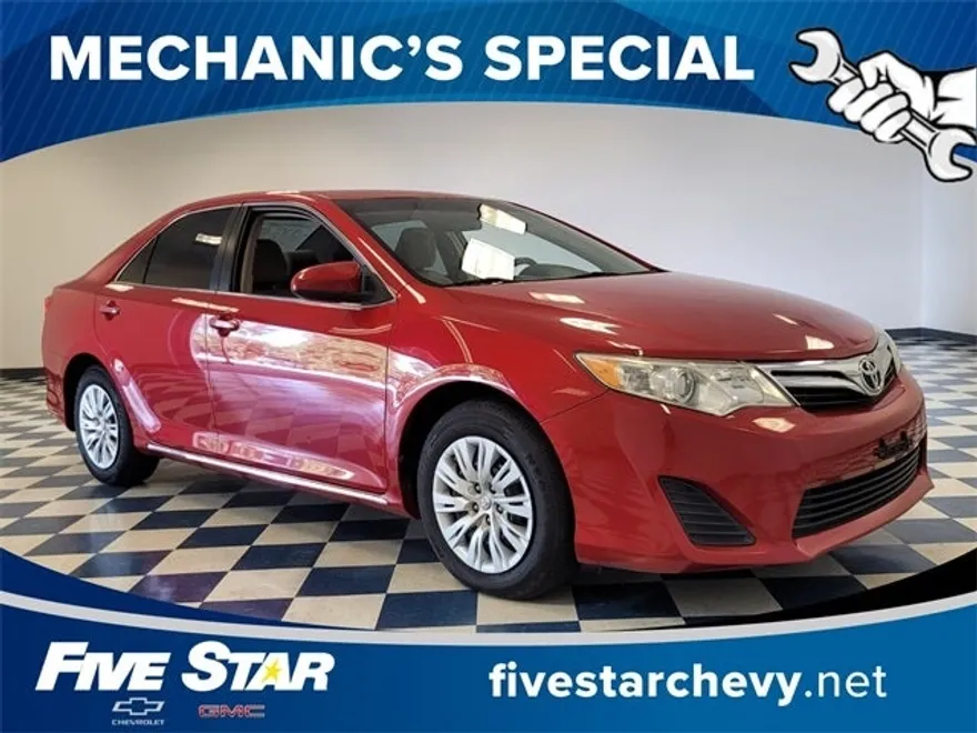 2013 Toyota Camry LE photo 1