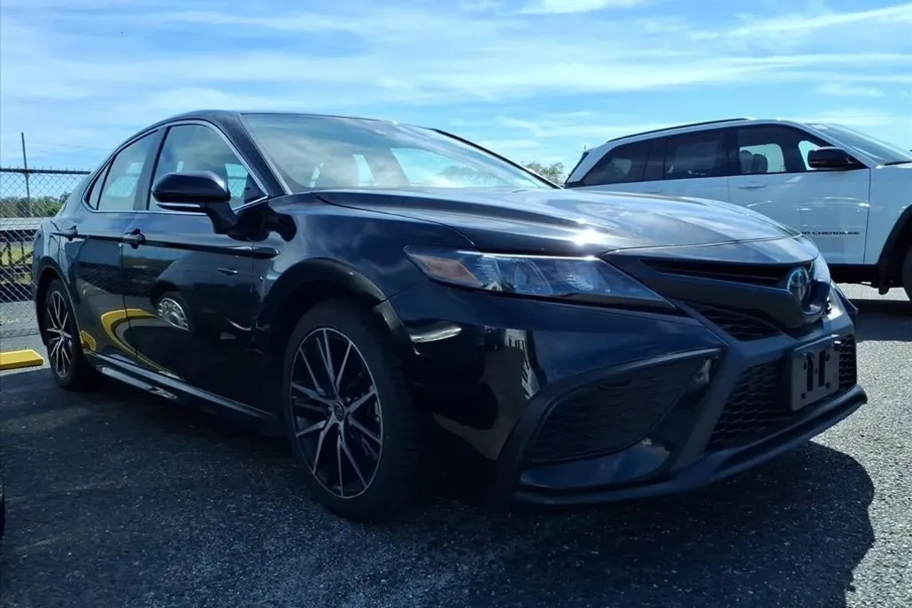 2023 Toyota Camry SE photo 1