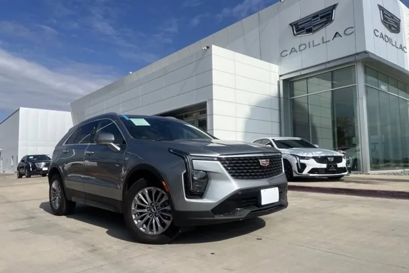 2025 Cadillac XT4 Premium Luxury photo 1