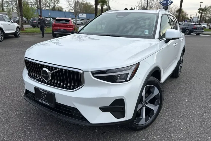 2025 Volvo XC40 Core photo 1