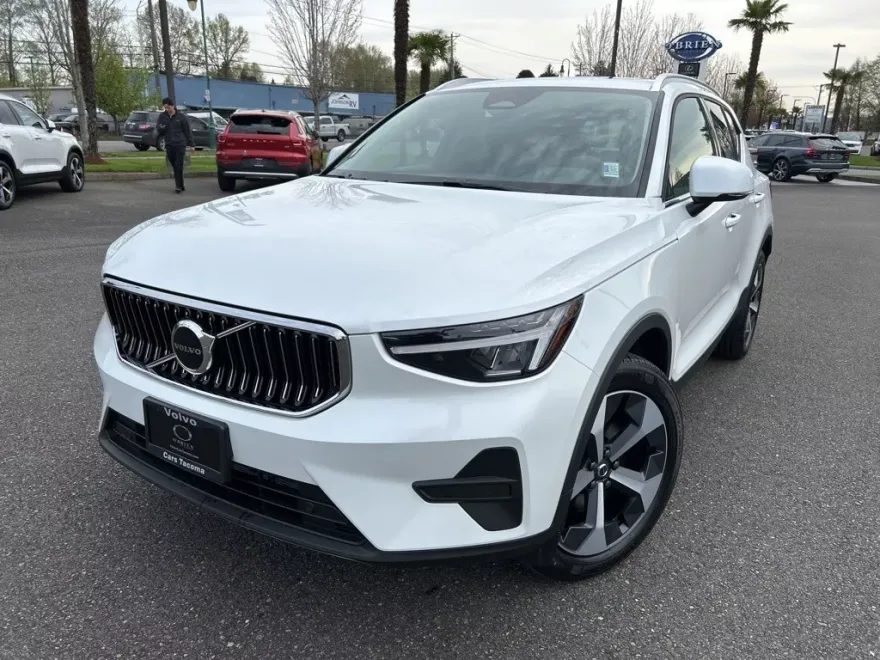 2025 Volvo XC40 Core photo 1