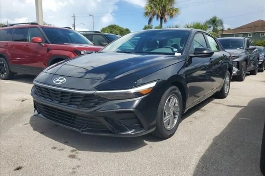 2025 Hyundai Elantra SE photo 1