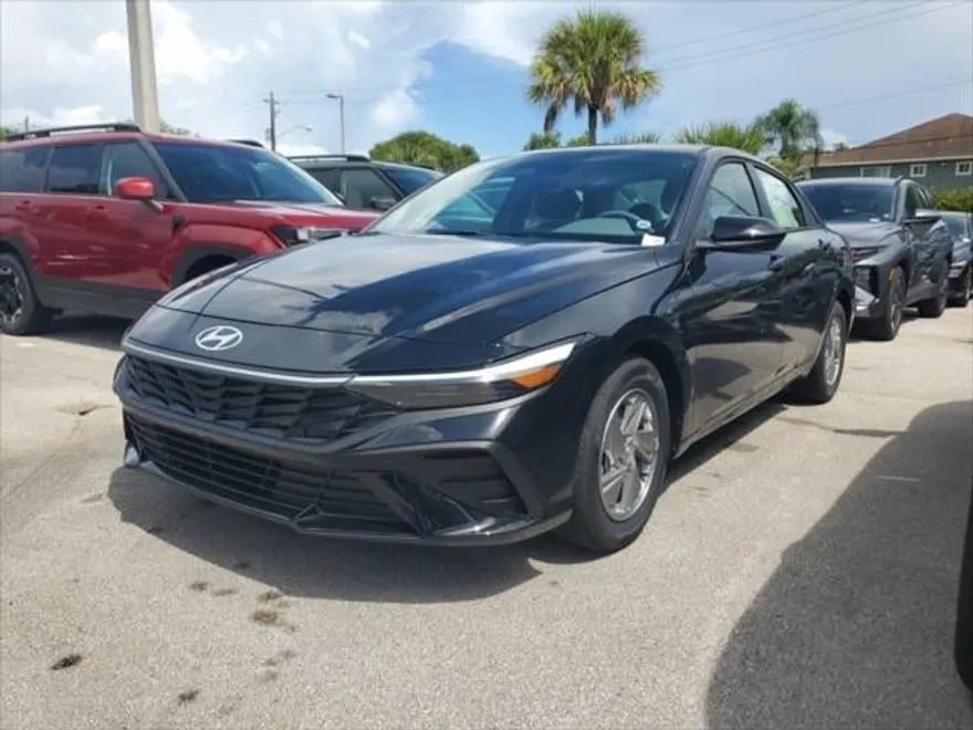 2025 Hyundai Elantra SE photo 1