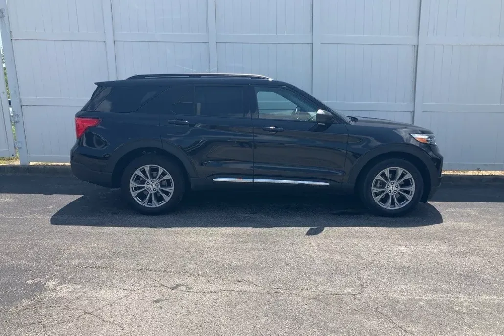 2022 Ford Explorer XLT Sport photo 1