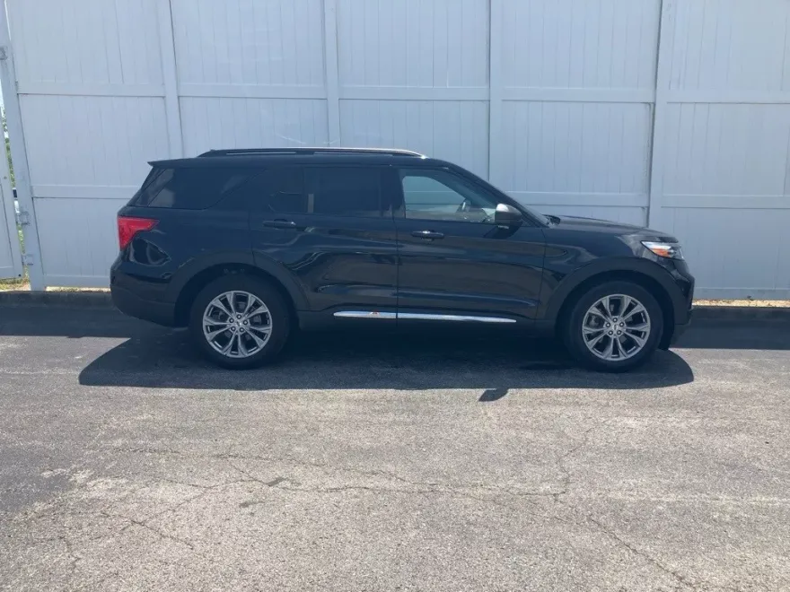 2022 Ford Explorer XLT Sport photo 1