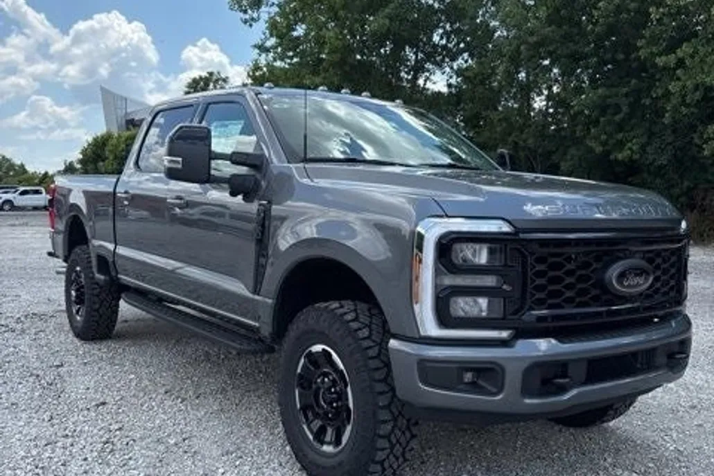 2025 Ford F-250 Lariat photo 1