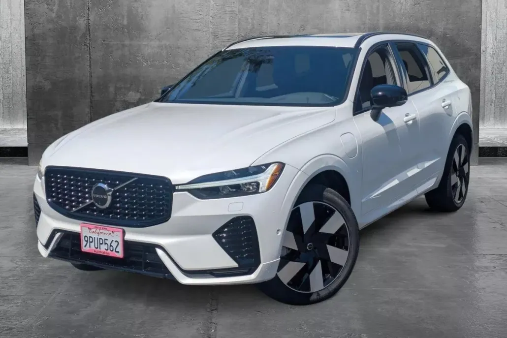 2025 Volvo XC60 Hybrid T8 Plus photo 1