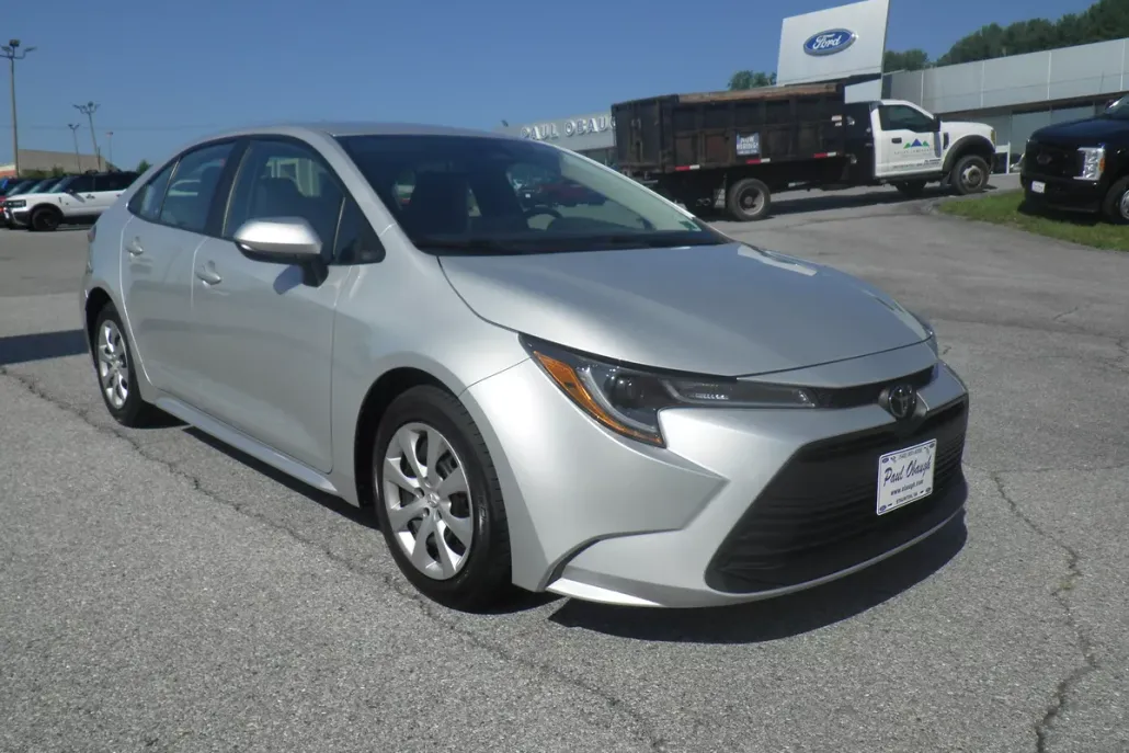 2023 Toyota Corolla LE photo 1