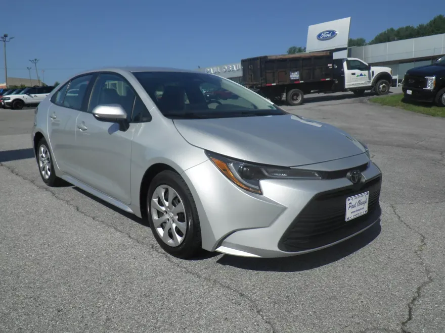2023 Toyota Corolla LE photo 1