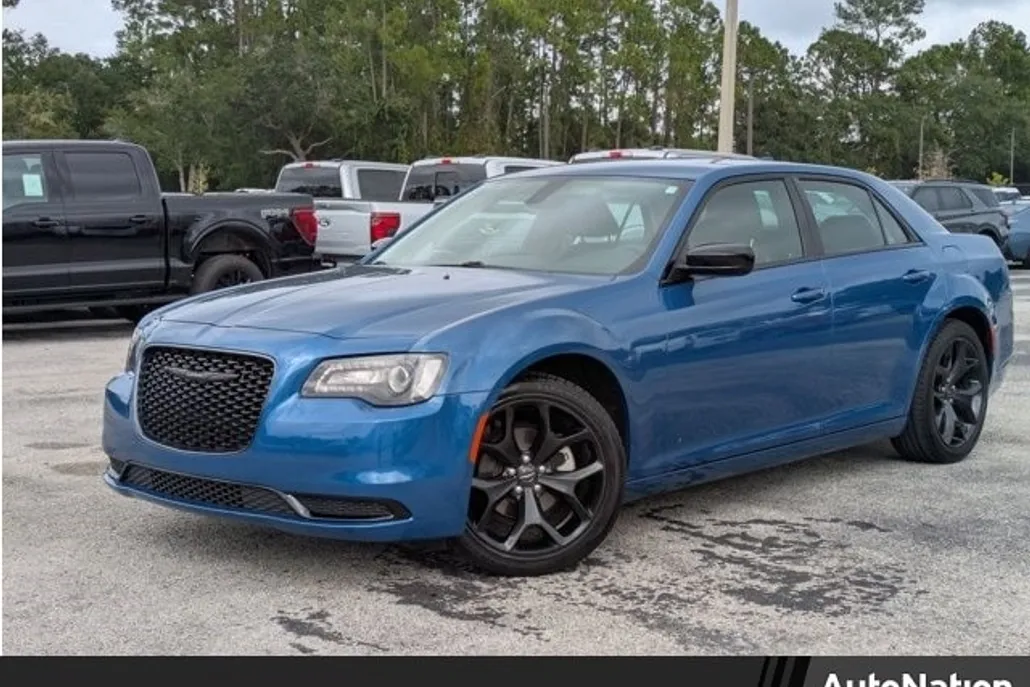 2023 Chrysler 300 Touring photo 1