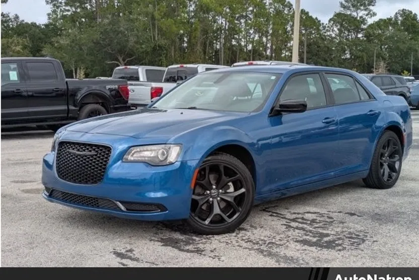 2023 Chrysler 300 Touring photo 1
