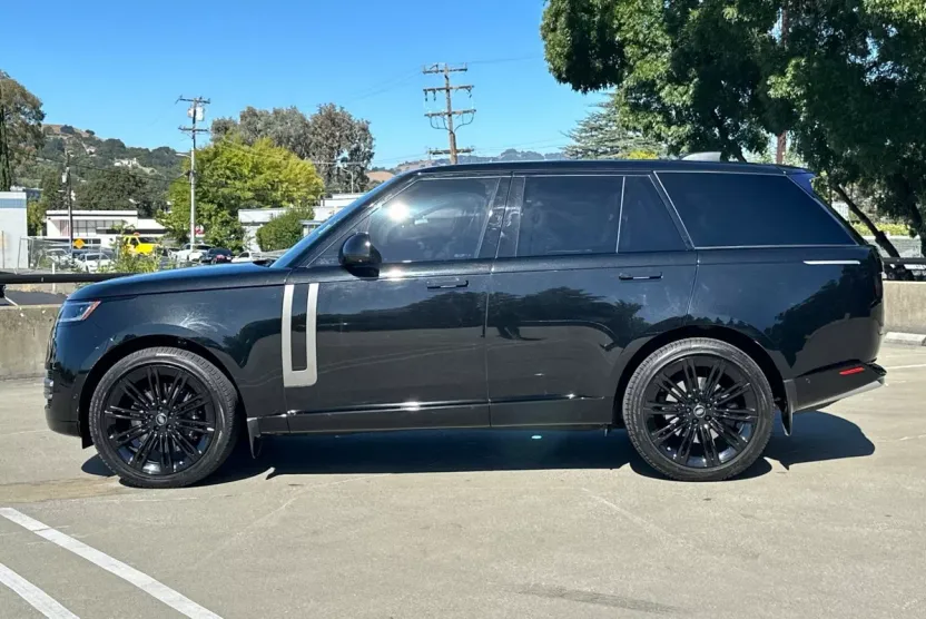 2023 Land Rover Range Rover SE photo 1