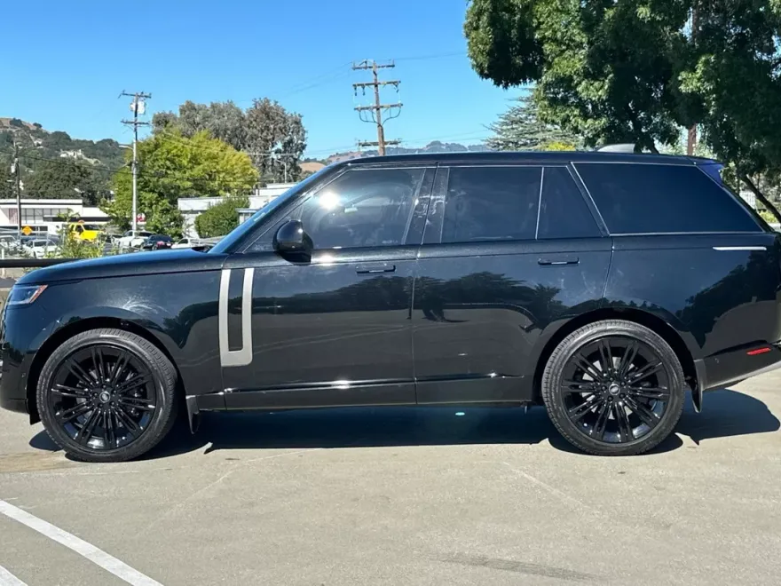 2023 Land Rover Range Rover SE photo 1