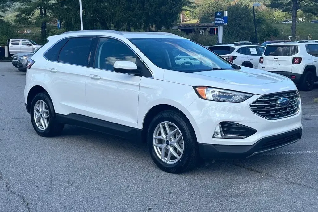 2022 Ford Edge SEL photo 1