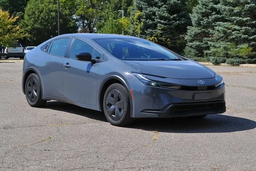 2024 Toyota Prius LE photo 1