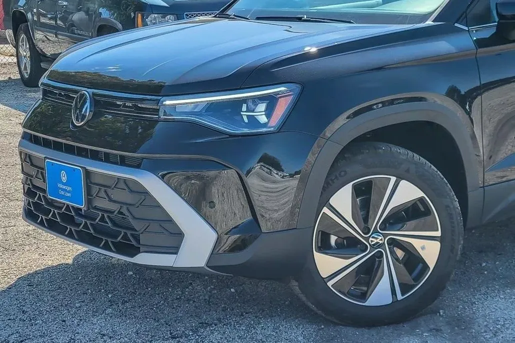 2025 Volkswagen Taos SE photo 1