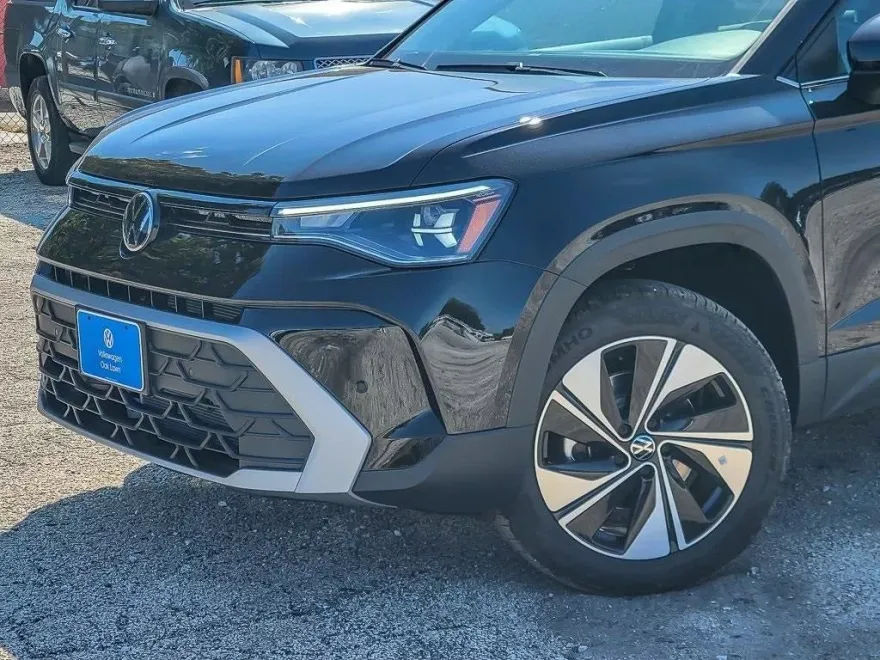 2025 Volkswagen Taos SE photo 1