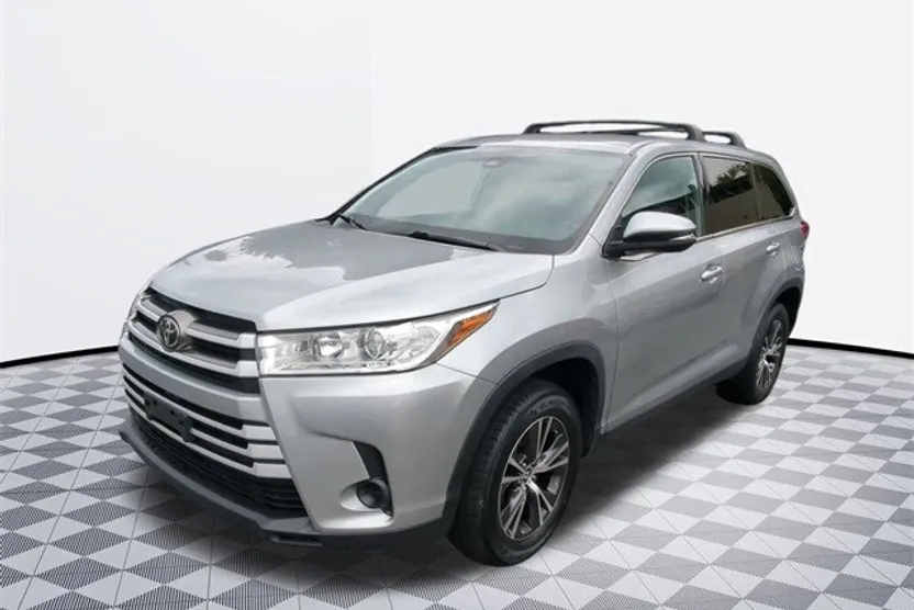 2019 Toyota Highlander LE photo 1