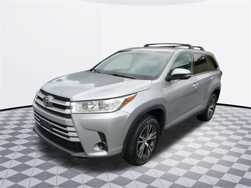 2019 Toyota Highlander LE photo 1
