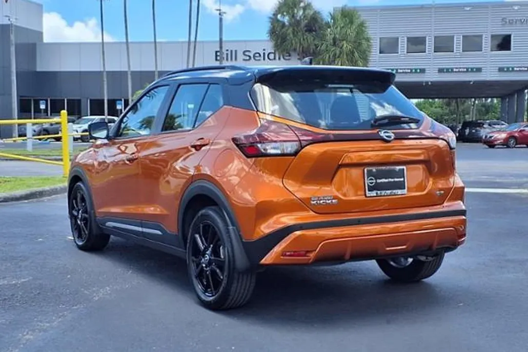 2023 Nissan Kicks SR photo 1