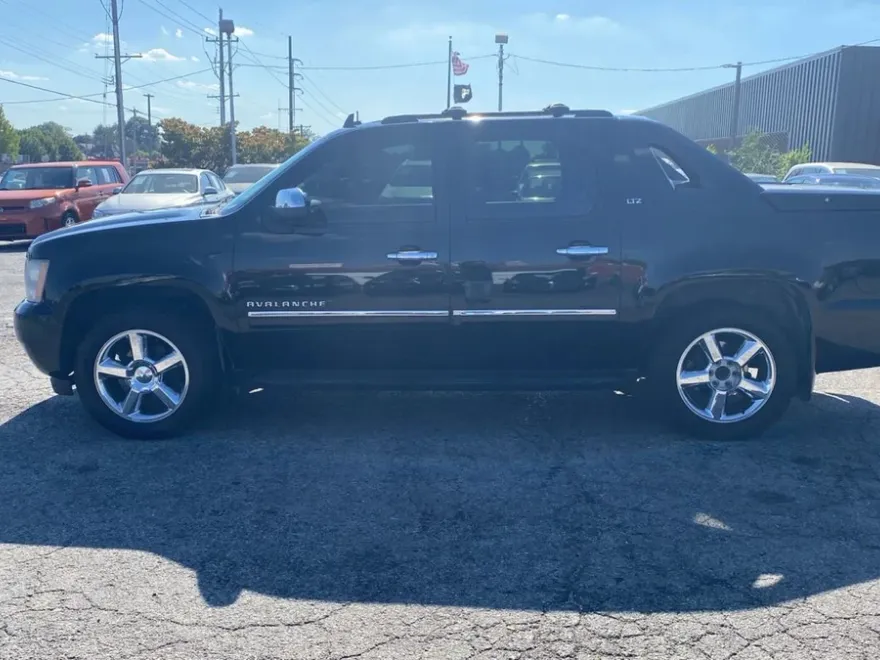 2011 Chevrolet Avalanche LTZ photo 1