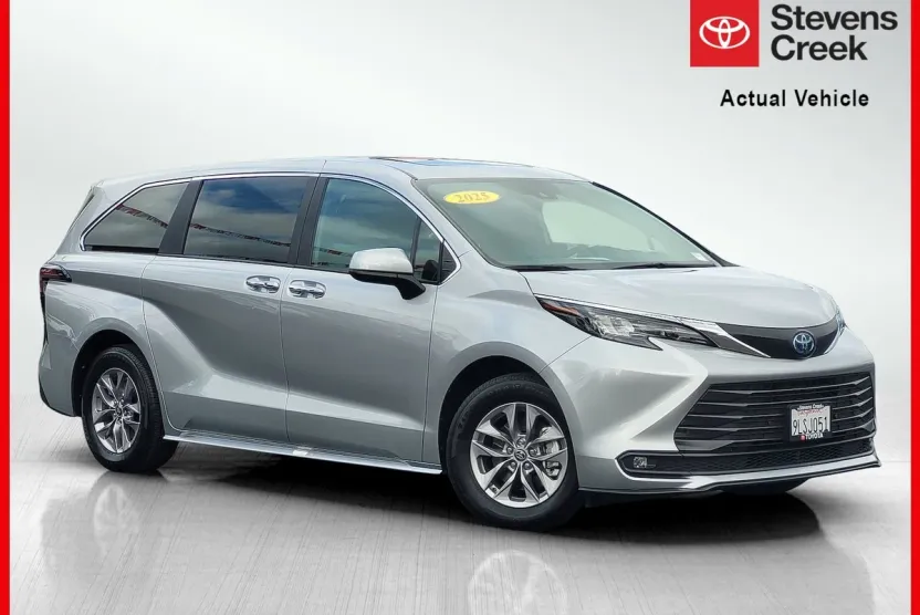 2025 Toyota Sienna XLE photo 1