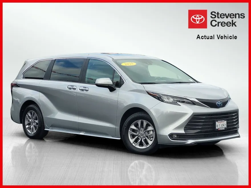 2025 Toyota Sienna XLE photo 1