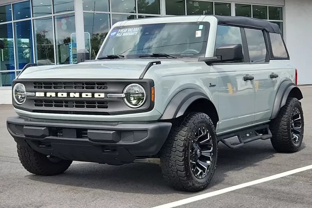 2022 Ford Bronco Base photo 1