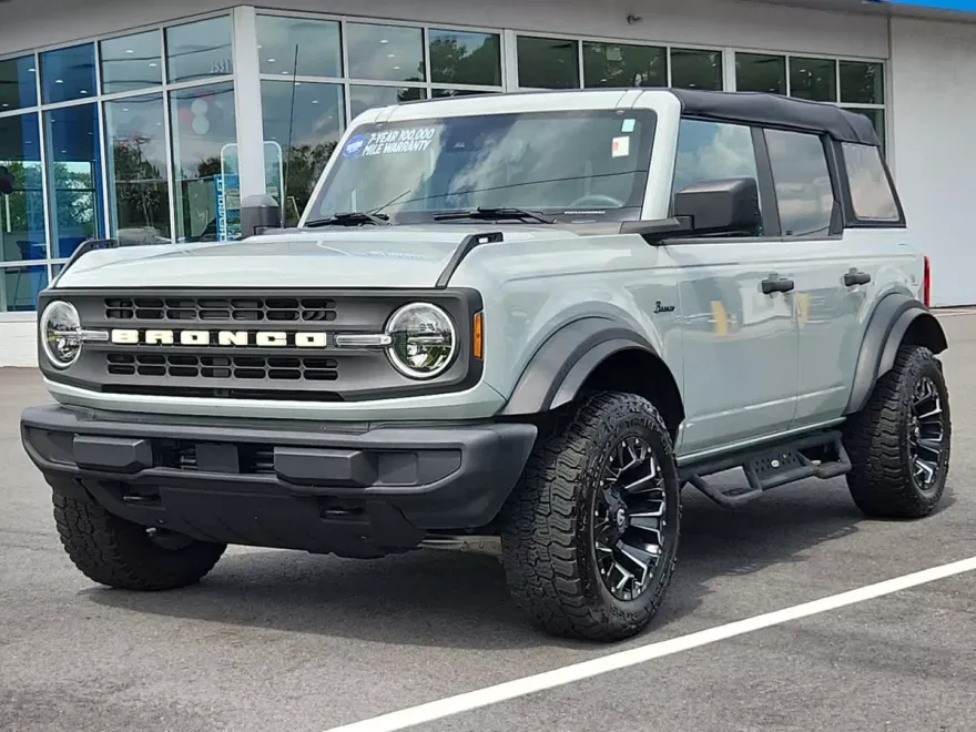 2022 Ford Bronco Base photo 1