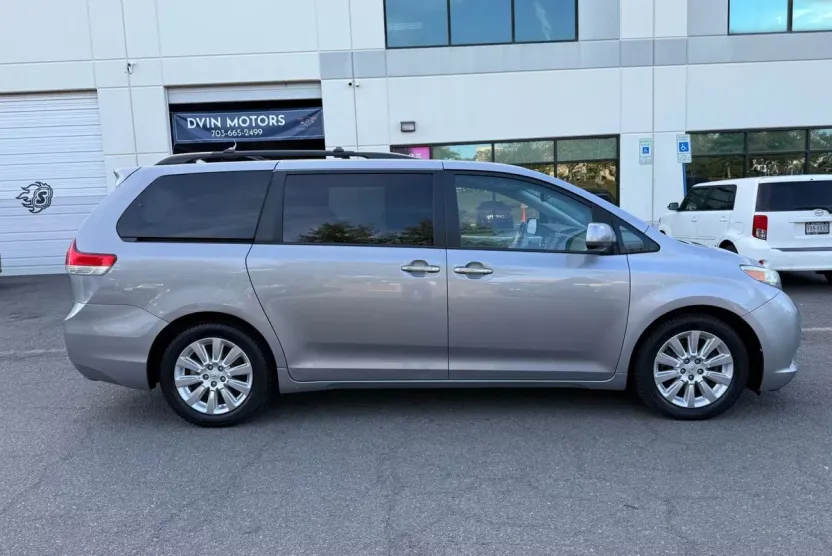 2011 Toyota Sienna Limited photo 1