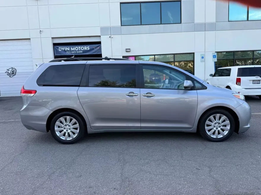 2011 Toyota Sienna Limited photo 1