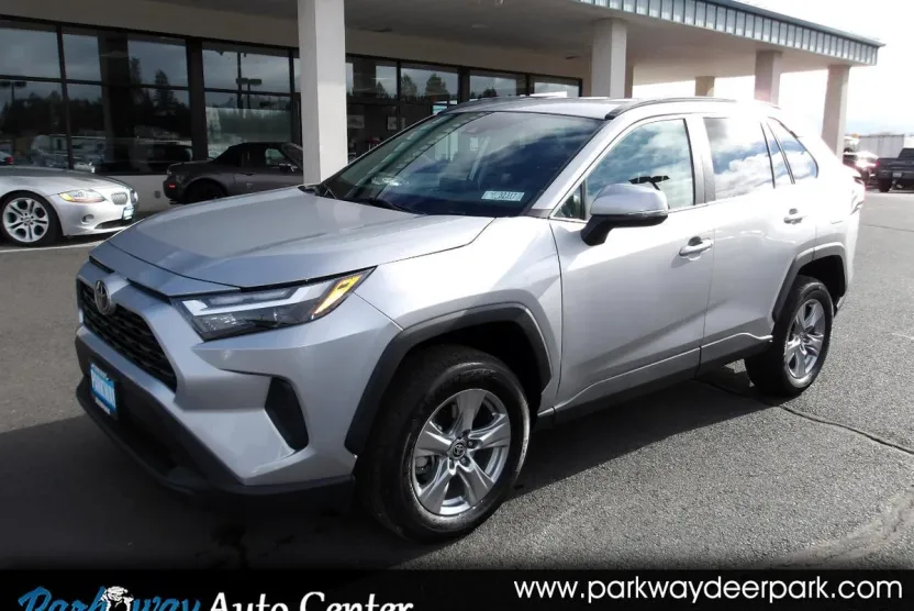 2023 Toyota RAV4 XLE photo 1